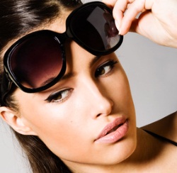 Modell mit Sonnenbrille